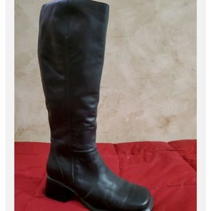 Black leather boots by Earth Shoes 7.5